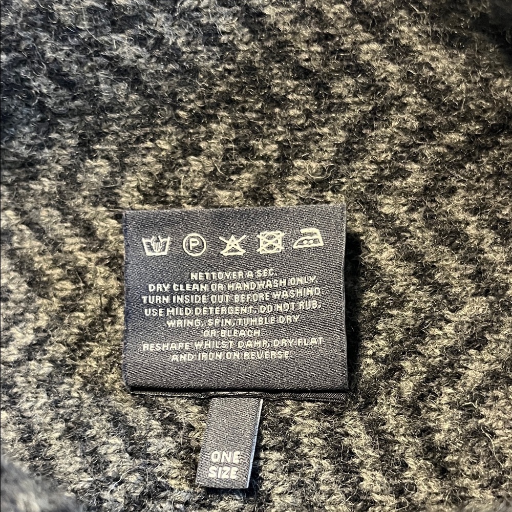 Gray Herringbone Poncho 100% Merino Wool Aran Woollen Mills Made in Ireland - Picture 5 of 5